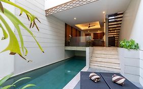 Villa Kayu Raja